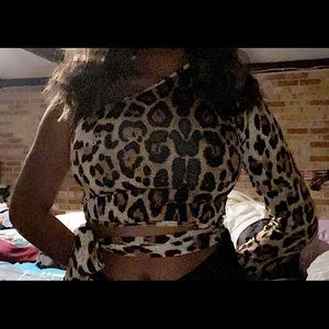 One Shoulder Leapord Print Knot Crop Top